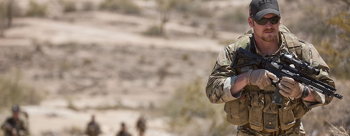 Bradley Cooper jako twardy komandos. Zdjęcia z „American Sniper” Clinta Eastwooda