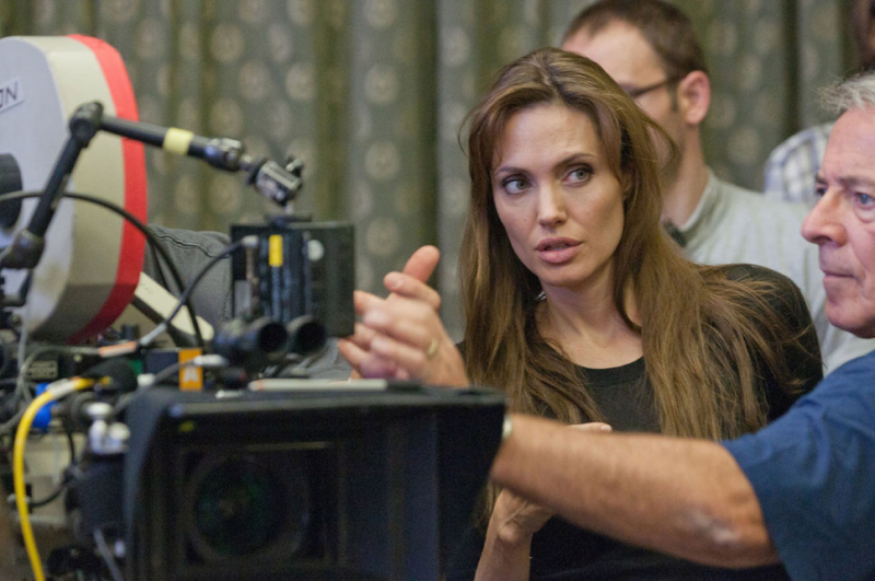 Angelina Jolie może wyreżyserować „Captain Marvel”