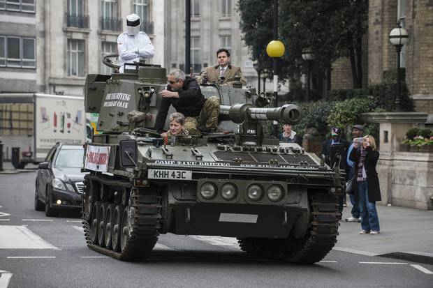 Afera „Top Gear”: Stig podjeżdża czołgiem pod siedzibę BBC i wspiera Clarksona