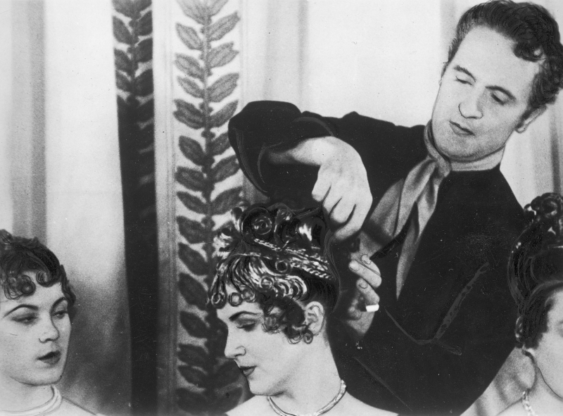 Antoine podczas układania fryzur w Nowym Jorku w 1937 r