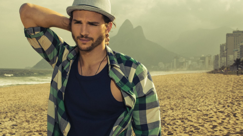 Ashton-Kutcher-Beach-Boy-Hat-Wallpaper
