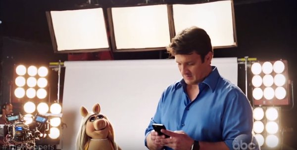 miss-piggy-has-her-eyes-nathan-fillion-butt-on-the-muppets-new-promo