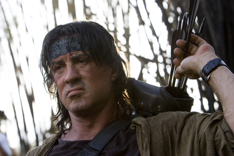 Rambo 5 – Sylvester Stallone pokazuje broń. Zdjęcie zza kulis