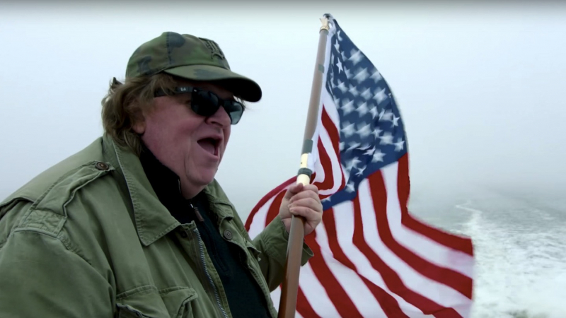 Michael Moore zachęca młodzież do oszukania systemu i pójścia na jego film