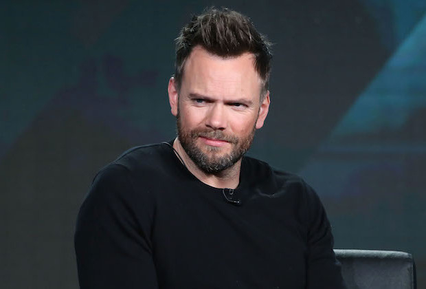 Joel McHale - komedia CBS