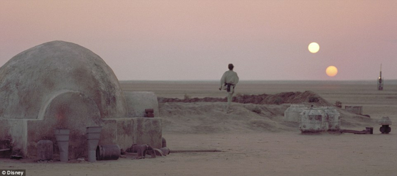Luke na Tatooine - zdjęcie z G wiezdnych Wojen