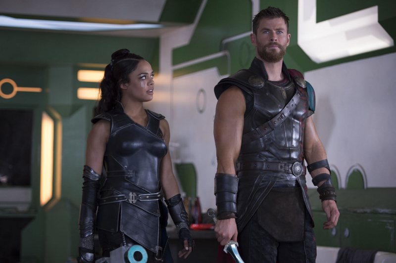 Thor: Ragnarok - zdjęcie z filmu Marvela - Chris Hemsworth i Tessa Thompson