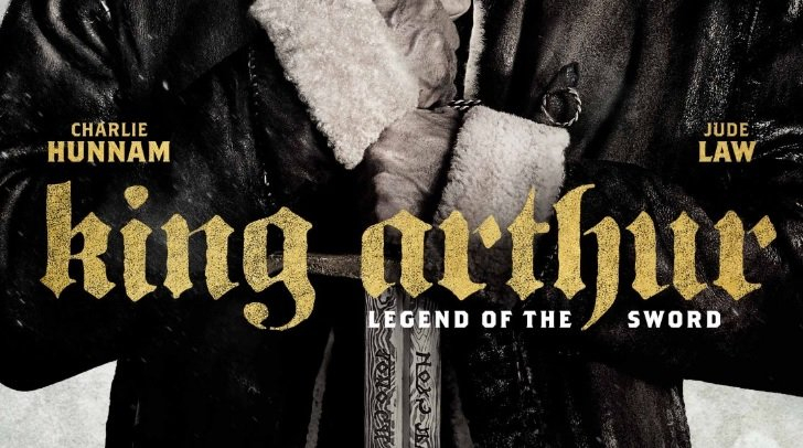Charlie Hunnam na nowym plakacie filmu Król Artur: Legenda Miecza