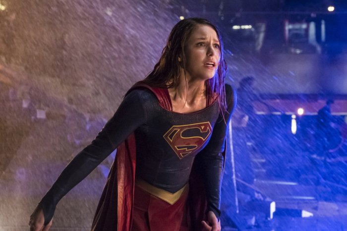 Zdjęcia z finału 2. sezonu Supergirl – zaskakujący pojedynek bohaterów