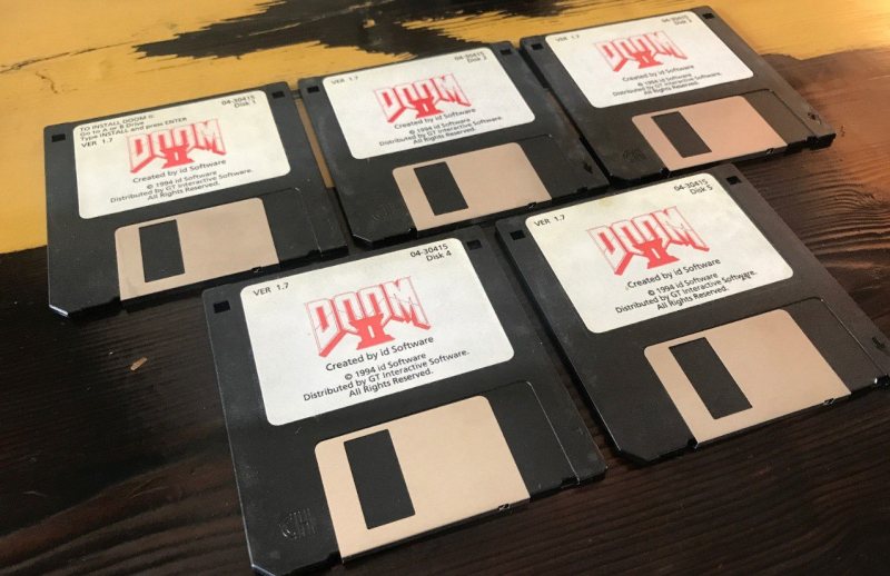 Oryginalne dyskietki z grą Doom II trafiły na aukcję. Prosto od Johna Romero