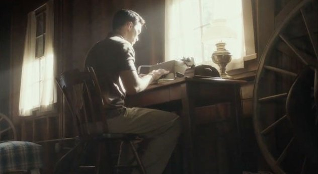 Nicholas Hoult jako autor Buszującego w zbożu. Obejrzyj zwiastun Rebel in the Rye