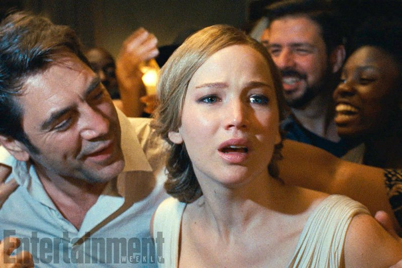 Jennifer Lawrence stawia czoła inwazji nieznajomych. Nowy teaser filmu mother!