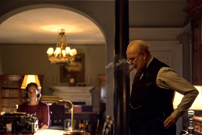 Gary Oldman jako Winston Churchill. Nowe zdjęcia i plakat filmu Czas mroku
