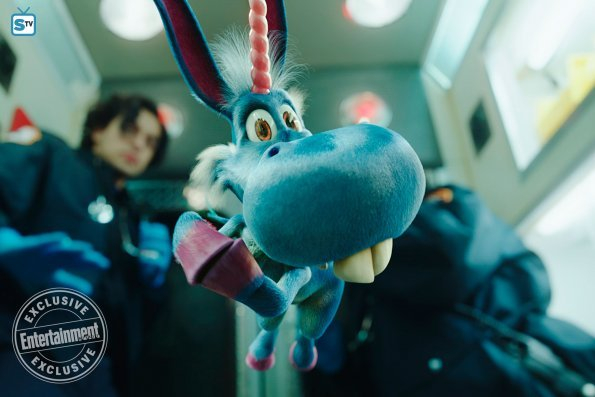 Nowe zdjęcia i teaser serialu Happy! o policjancie i latającym koniu