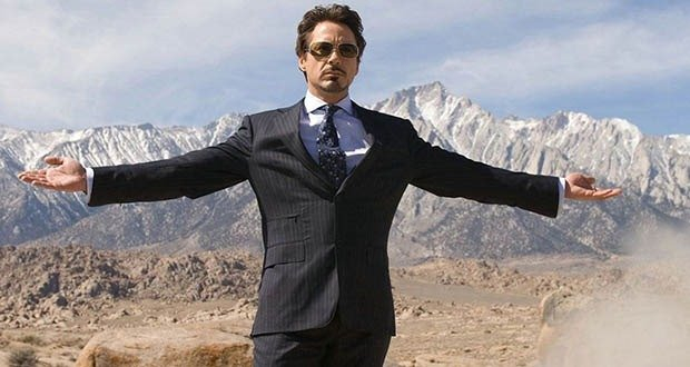 Tony Stark wyjawia światu, że jest Iron Manem - wydźwięk i siłę tej sceny wzmacnia jeszcze rozbrzmiewający w tle 