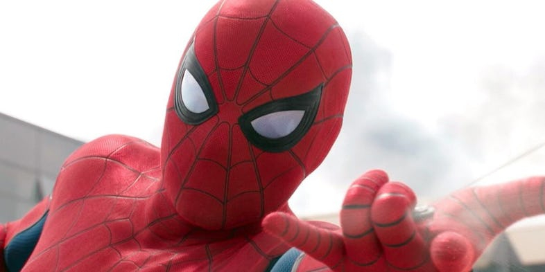 Spider-Man przybywa przed walką herosów na lotnisku - pozorna powaga tej sytuacji rezonuje w humorze; Stark nazywa przecież Parkera 