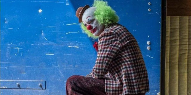Joker – Joaquin Phoenix w stroju klauna biegnie przez Gotham. Zobacz zdjęcia