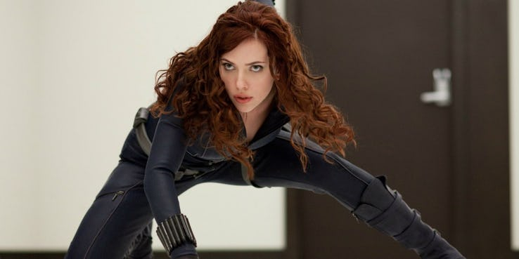 Scarlett Johansson jako Czarna Wdowa - pierwszym wyborem do tej roli również była Emily Blunt, która zrezygnowała jednak z uwagi na pracę na planie filmu 