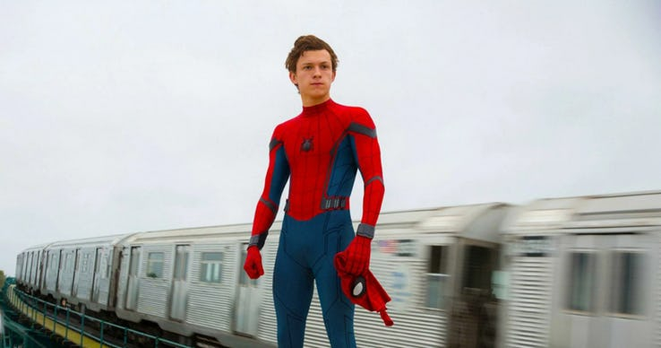 Tom Holland jako Spider-Man - dokonanany w ostatniej chwili wybór Hollanda według doniesień zaskoczył nawet niektórych decydentów w MCU; aktor pokonał bowiem takich kolegów po fachu jak Asa Butterfield, Charlie Plummer i Judah Lewis - każdy z nich wziął udział w ekranowym teście razem z Robertem Downeyem Jr.