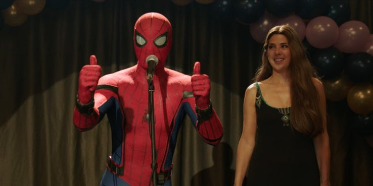 Z filmu „Spider-Man: Homecoming” wiemy już, że ciocia May zna ukrytą tożsamość Petera; w zwiastunie „Daleko od domu” widzimy, jak zapowiada Pajączka na balu charytatywnym – w komiksach również pomagała ona bezdomnym w ramach organizacji F.E.A.S.T.; możemy także przypuszczać, że Spider-Man ma w Nowym Jorku status celebryty