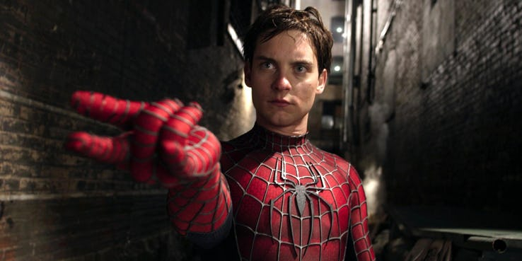 Tobey Maguire – W filmie Spider-Man, aktor wcieił się w tytułową postać, która wciąż chodziła do liceum i to pomimo 26 lat na karku. Czy udało się skutecznie odegrać postać młodszą od aktora o przynajmniej osiem lat? Zdania są podzielone.