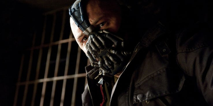 Mroczny Rycerz powstaje - maska Bane'a z filmu hitem w czasie pandemii