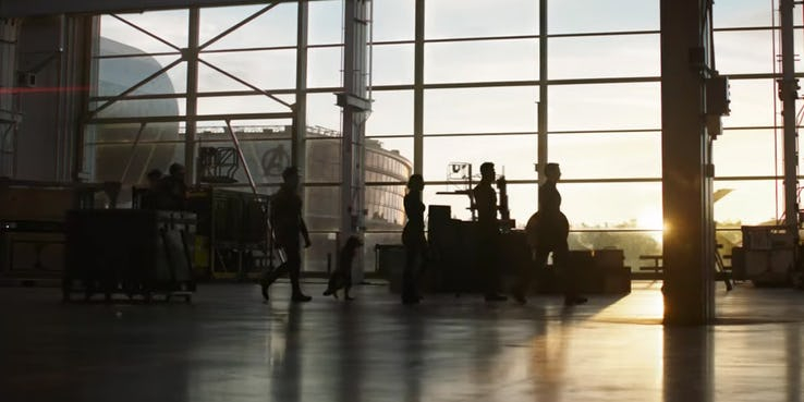 To może być kluczowe dla filmu ujęcie; nie widzimy dokładnie kostiumów herosów - coraz głośniej mówi się o tym, że ocalali Avengers mają na sobie znane z wycieku zdjęć zabawek kostiumy, być może służące do przemieszczania się po Wymiarze Kwantowym; do boju ruszają Cap, Thor, Czarna Wdowa, Rocket, War Machine i Ant-Man; brakuje więc Bruce'a Bannera, który najwidoczniej w dalszym ciągu nie może zamienić się w Hulka i będzie kontrolował działania przyjaciół z naszego wymiaru; pamiętajmy również, że poza widocznymi tu herosami na tym etapie historii operuje jeszcze 4 innych - Iron Man, Nebula, Kapitan Marvel i Hawkeye