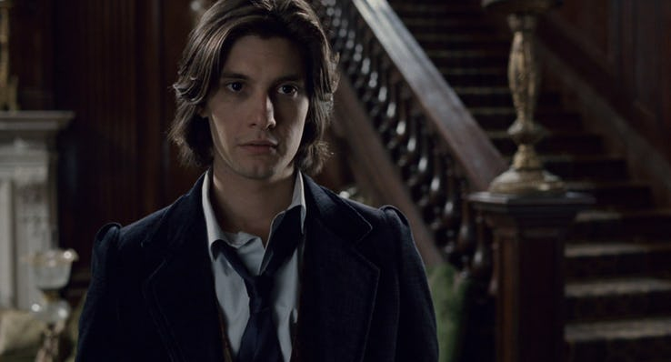 W 1. sezonie Billy Russo czyta książkę Portret Doriana Graya; w rzeczywistości Ben Barnes zagrał Doriana Graya w filmie z 2009 roku