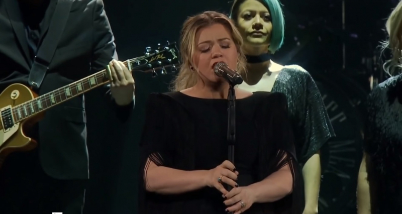 Shallow – Kelly Clarkson śpiewa piosenkę z filmu Narodziny gwiazdy