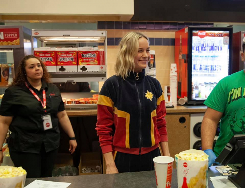 Kapitan Marvel – Brie Larson sprzedaje popcorn w kinie. Finałowa walka miała być inna