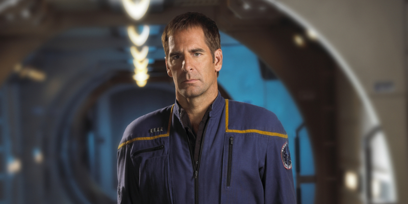 Scott Bakula jako Jonathan Archer w mundurze, który trochę przypominał te z poprzednich Star Treków, a trochę kombinezony NASA. / Fot. CBS