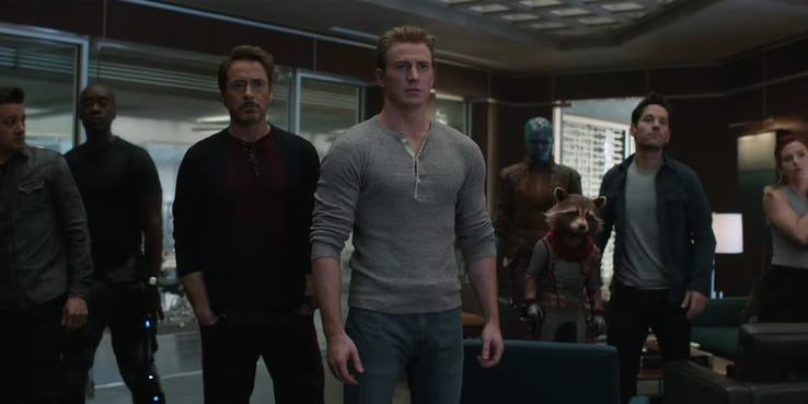 Poniższe ujęcie pokazuje nam nowy skład Avengers. Zwróćmy uwagę, że brakuje tu Kapitan Marvel i Thora – najprawdopodobniej to właśnie na ich rozmowę (tę z wezwaniem Stormbreakera) patrzą pozostali Mściciele.