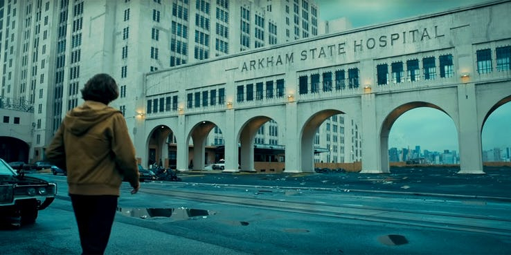 Pierwotna wersja Azylu Arkham – Szpital Stanowy Arkham; przypomnijmy, że w komiksach to właśnie tu trzymano najgroźniejszych przeciwników Batmana i innych obłąkanych przestępców. Wiele wskazuje na to, że Arthur, przynajmniej początkowo, leczy się tu z własnej woli.