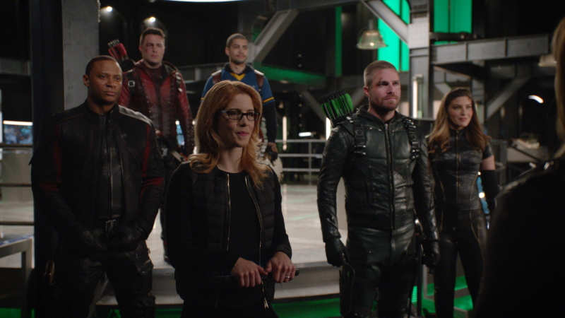 Arrow - Oliver i jego sojusznicy na zdjęciu z 8. sezonu serialu