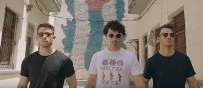 Chasing Happiness - zwiastun filmu dokumentalnego o Jonas Brothers