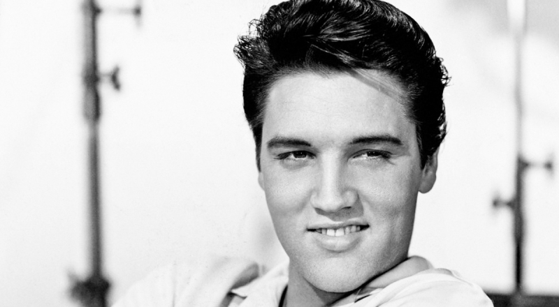 Faceci w czerni - Elvis Presley został wspomniany jako kosmita, który wciąż żyje, ale wrócił na rodzimą planetę