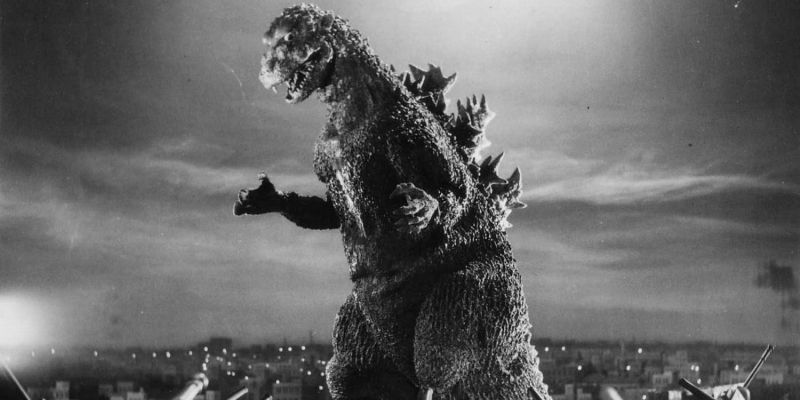 Gdy film „Godzilla: Król potworów” z 1956 roku wprowadzano do USA, dodano w nim postać reportera Steve'a Martina. W najnowszym „Królu potworów” w trakcie napisów końcowych widzimy rozmaite nagłówki gazet. Autorem jednego z artykułów jest właśnie Steve Martin.