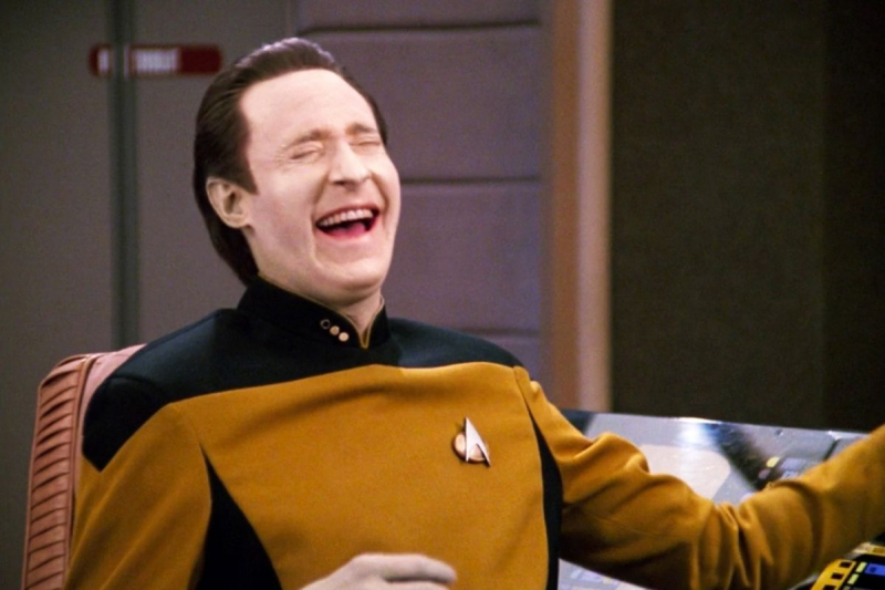 Próby zrozumienia przez Datę poczucia humoru kończyły się różnie. Tu widzimy go na mostku USS Enterprise D w Star Trek: Następne pokolenie.
