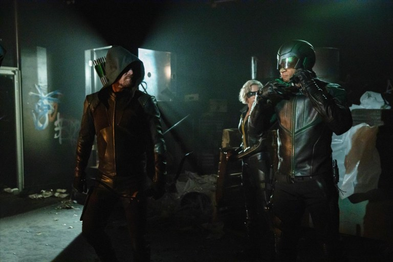 Arrow - pierwszy bunkier bohatera na nowym zdjęciu zza kulis 8. sezonu serialu