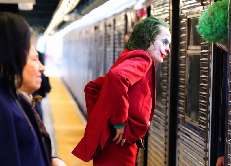 Joker - kierownictwo Warner Bros nie chciało w filmie wprowadzenia... Jokera
