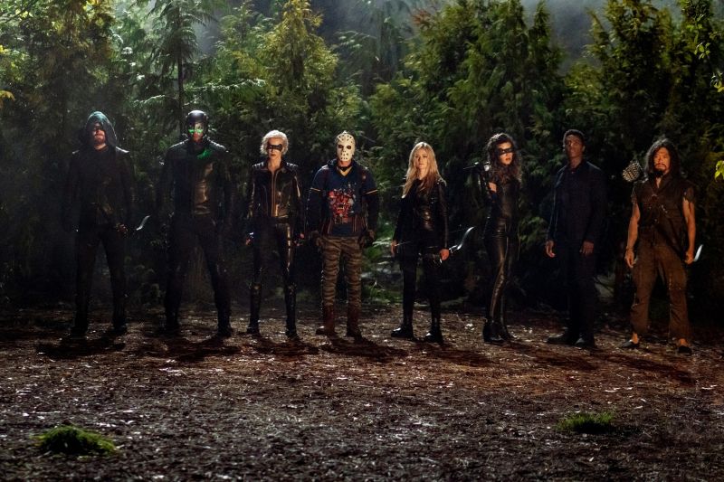 Arrow - drużyny z przeszłości i przyszłości łączą się na zdjęciach z kolejnego odcinka serialu