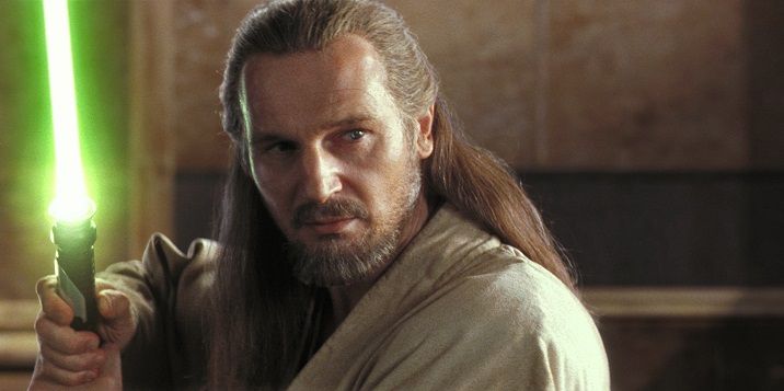 Liam Neeson jako Qui-Gon Jinn z Mrocznego Widma - głos słyszymy w kluczowej scenie, gdy wszyscy Jedi motywują Rey