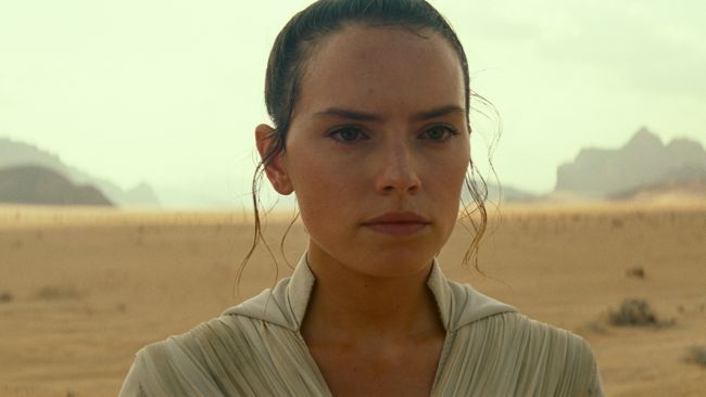 Pod koniec The Rise of Skywalker Rey wraca do miejsca, w którym rozpoczęła się cała saga: na Tatooine. Zakopuje tam miecze świetlne bliźniąt Skywalker, a potem widzi ich Duchy Mocy. W tle pojawiają się również dwa słońca...