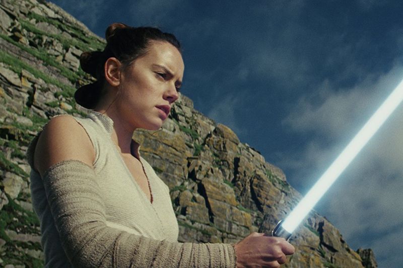 Star Wars - Rey w centrum nowych, artystycznych plakatów trylogii sequeli
