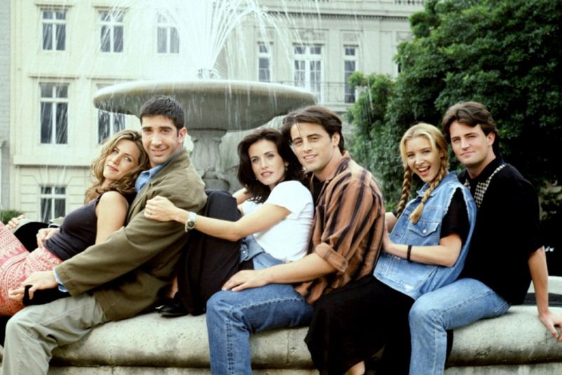 2. Przyjaciele (1994) - tak, nie jesteśmy zbyt oryginalni. Ale tak już się stało, że wielu z nas z bohaterami tego serialu zżyło się niegdyś niemal jak z własną rodziną. Przyjaciele to jedna z najważniejszych produkcji w historii telewizji, której fenomen trwa do dziś - jego miłośnicy uwielbiają do niego wracać. Przy okazji - warto pamiętać, że ten sitcom to prawdziwa popkulturowa rewolucja, której wpływ można zaobserwować na całym świecie.