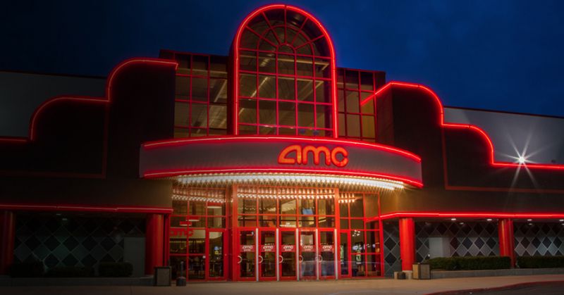 Warner Bros i Universal planują kupić kina dla ratowania branży? Szefowe firm odpowiadają