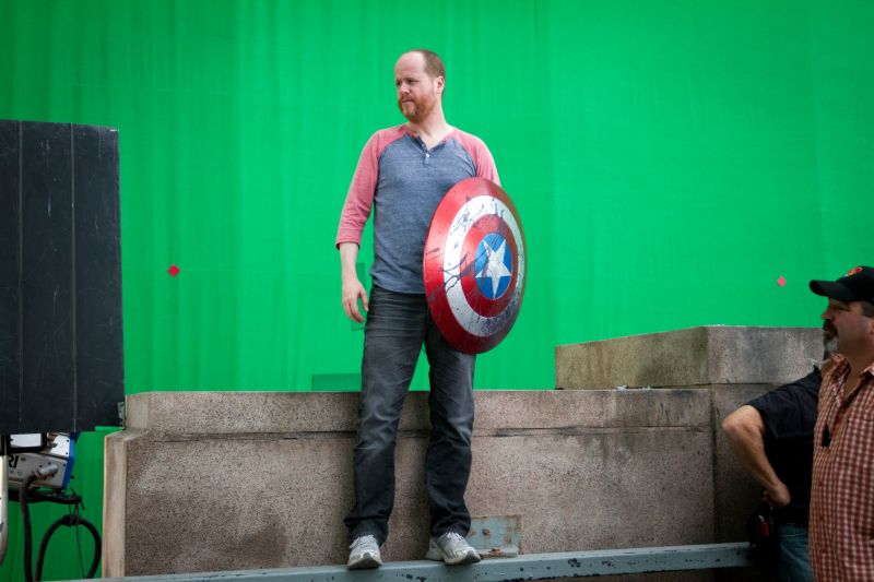 19. Joss Whedon - Reżyser filmów „Avengers” i „Czas Ultrona”, jak również poszczególnych odcinków serialu „Agenci T.A.R.C.Z.Y.” (którego był także producentem). Poprawiał scenariusze do „Pierwszego starcia” i „Mrocznego świata” – w pierwszej z tych produkcji wystąpił gościnnie na ekranie.