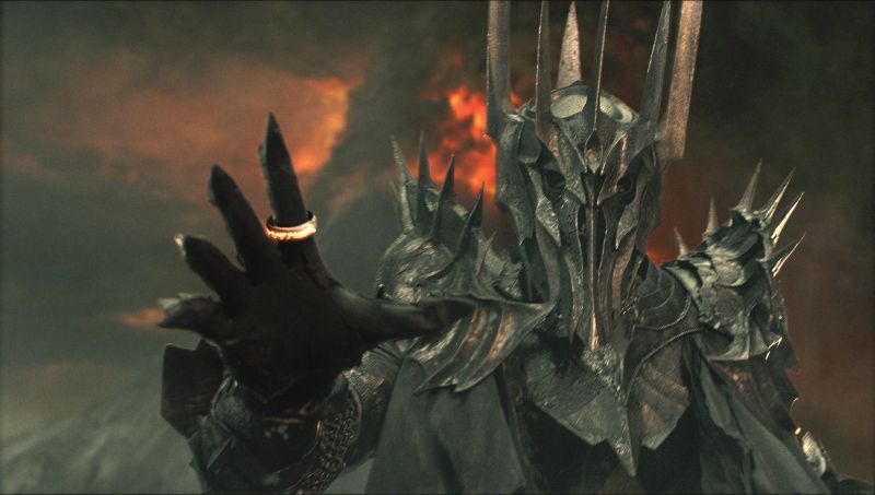 15. Sauron - upadły Majar, dawniej uczeń Aulëgo, później sługus Melkora. Kontynuował działania swojego pana. Jego siła i zdolności wzrastały lub słabły w zależności od okresu, nad którym się pochylimy. Twórca Jedynego Pierścienia Władzy. 