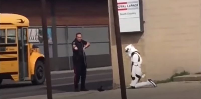 Star Wars - policja z Kanady rozbroiła dziewczynę w stroju szturmowca. W sieci wrze