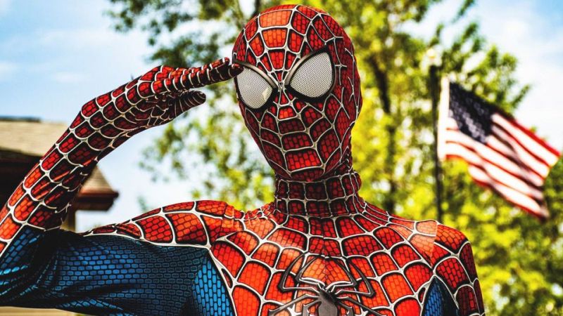 Przyjazny Spider-Man z sąsiedztwa pomaga dzieciom w czasie pandemii